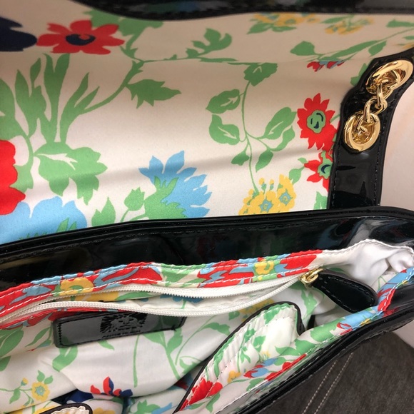 Shiny quilted Anne Klein purse, 2 length chain - Picture 6 of 7